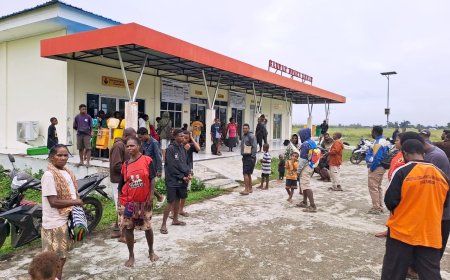 Akses Darat Masih Tertutup, Orang Tua dan Siswa Menuju Manokwari Padati Bandar Udara Kebar