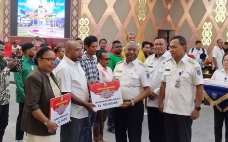 Gubernur Serahkan Bantuan Hibah Tahun 2025 Kepada 111 Penerima