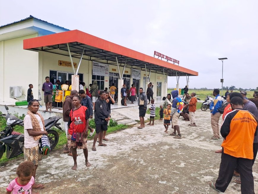 Akses Darat Masih Tertutup, Orang Tua dan Siswa Menuju Manokwari Padati Bandar Udara Kebar