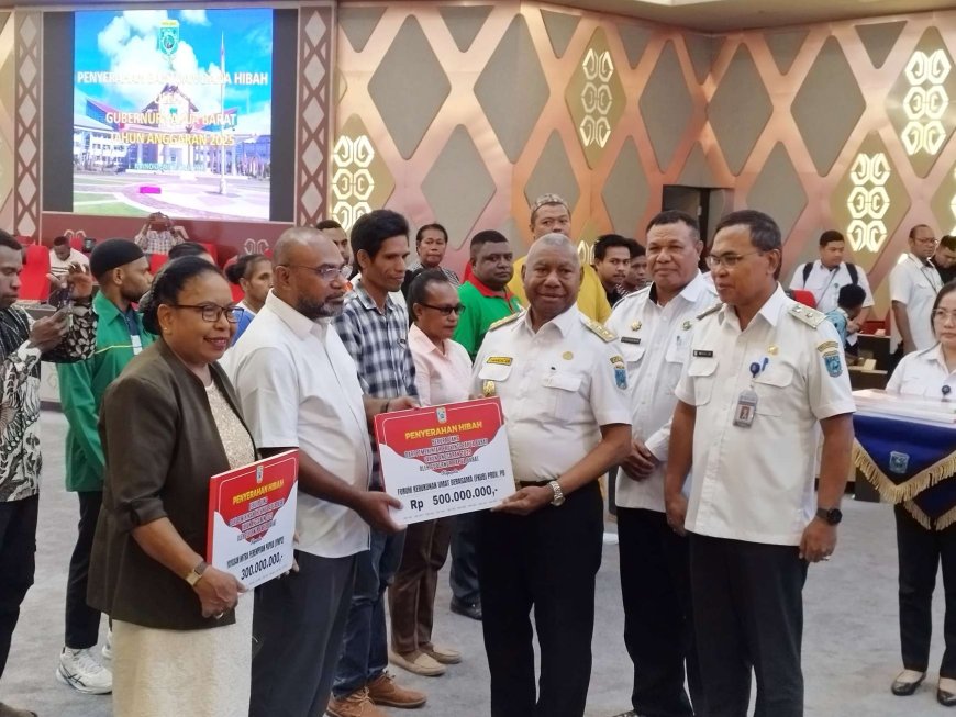 Gubernur Serahkan Bantuan Hibah Tahun 2025 Kepada 111 Penerima
