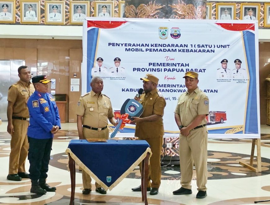 Antisipasi Kebakaran, Pemprov Papua Barat Hibahkan Satu Unit Damkar Untuk Pemda Mansel