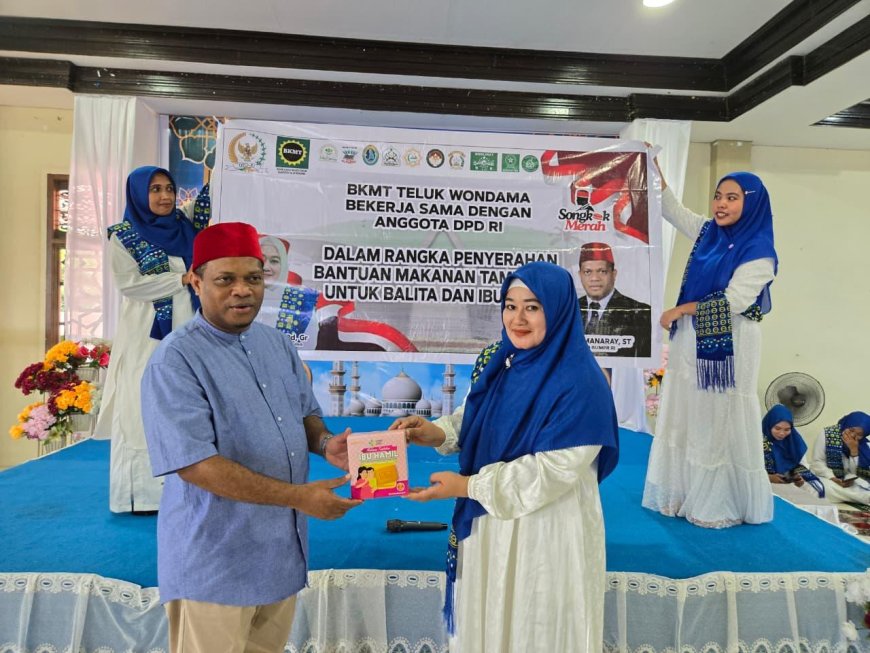 Senator Abdullah Manaray Serahkan 2.000 Paket Makanan Tambahan Gizi Ibu dan Balita di Wondama