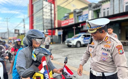 Semarakan HUT RI ke-80, Polda Papua Barat Bagikan Bendera Merah Putih