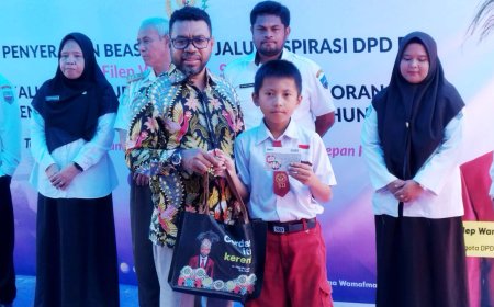 Serahkan Beasiswa PIP di Wapramasi, Senator Filep Wamafma Motivasi Guru dan Siswa