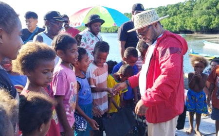 Senator Papua Barat Berikan Buku dan Motivasi Kepada Anak Anggrem