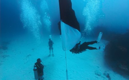 Ketapang Dive Bentangkan  Bendera Merah Putih di Teluk Doreri