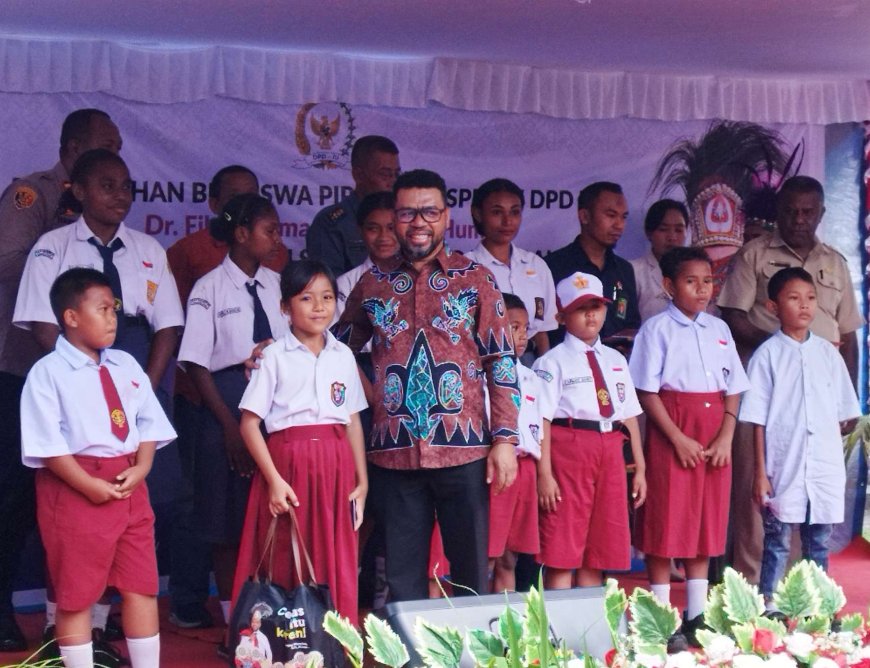 Senator Filep Wamafma Salurkan Beasiswa PIP dan Perlengkapan Sekolah di Papua Barat