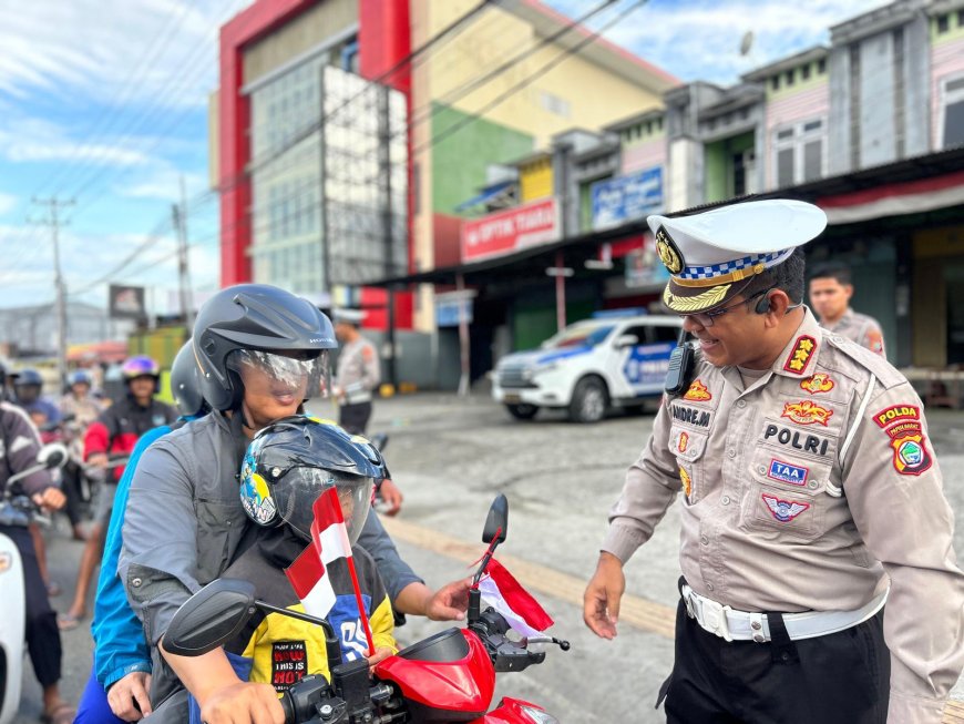 Semarakan HUT RI ke-80, Polda Papua Barat Bagikan Bendera Merah Putih