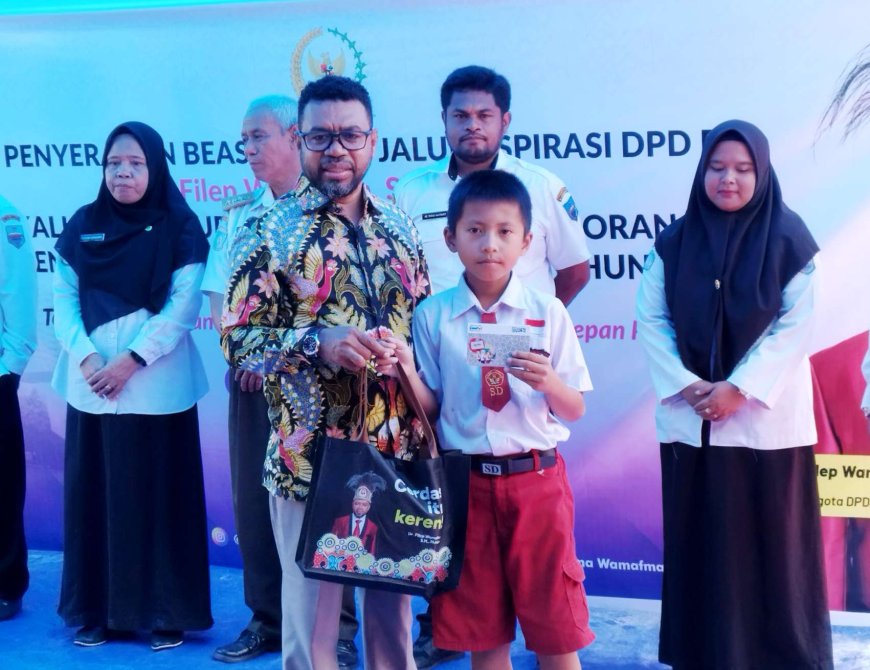 Serahkan Beasiswa PIP di Wapramasi, Senator Filep Wamafma Motivasi Guru dan Siswa
