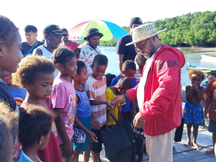 Senator Papua Barat Berikan Buku dan Motivasi Kepada Anak Anggrem