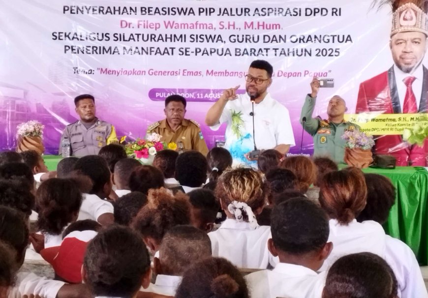 104 Siswa SD dan SMP Distrik Roon Terima Beasiswa Program Indonesia Pintar