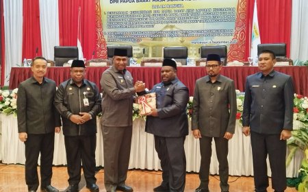 Pemprov Papua Barat Serahkan Ranperda Pertanggungjawaban APBD 2024 ke DPRP