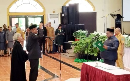 Ketua DPRP Papua Barat Resmi Lantik Louis Rumaikewi PAW Anggota Dari Partai Golkar