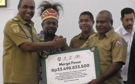 Wagub Lakotani Serahkan 9 Miliar Kompensasi SKK Migas Untuk Masyarakat Sumuri