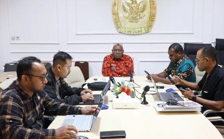 Sekretaris KPU Papua Barat Michael Mote Pastikan KPU Kabupaten Perbaharui Mekanisme Pengelolaan Logistik Pemilu