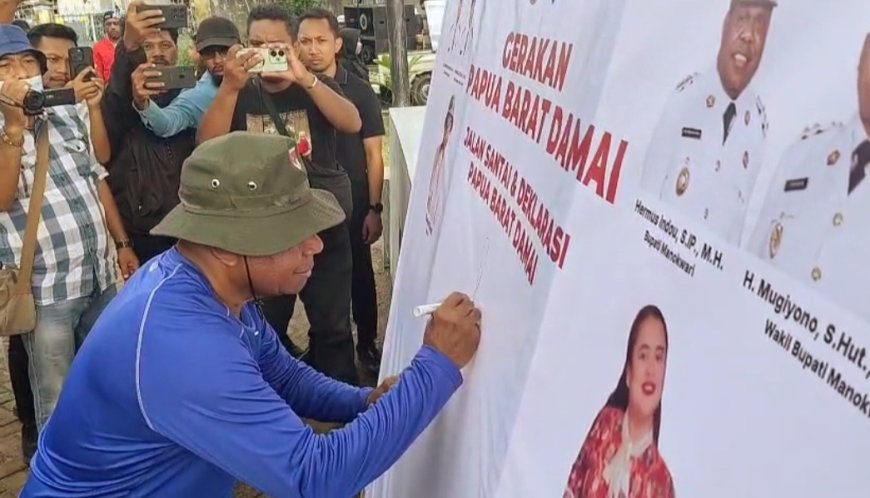 Gubernur Dominggus Mandacan Berpartisipasi Dalam Gerakan Papua Barat Damai di Manokwari