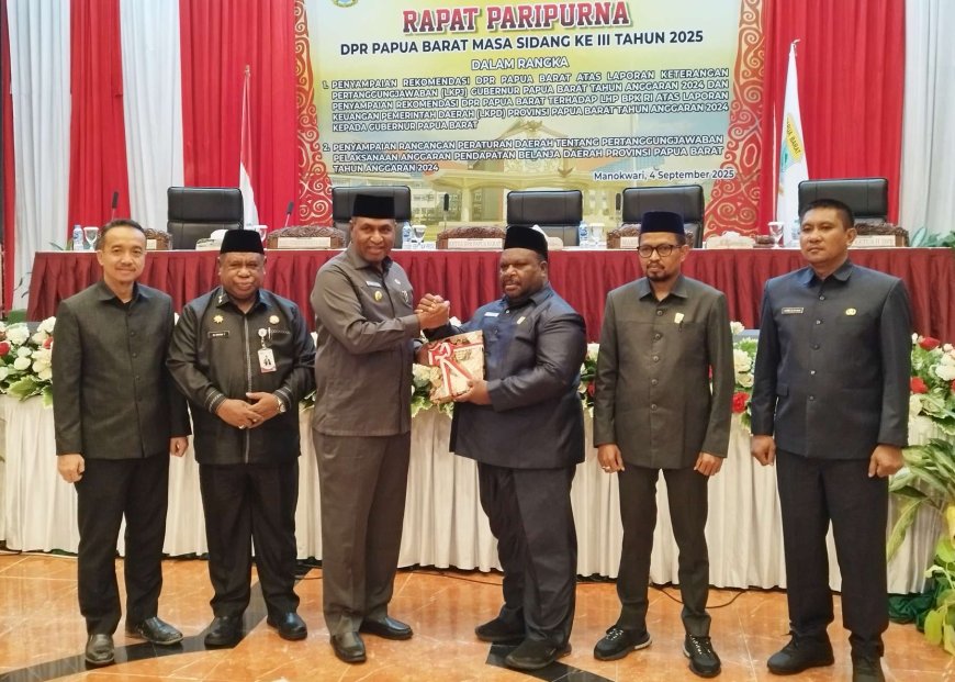 Pemprov Papua Barat Serahkan Ranperda Pertanggungjawaban APBD 2024 ke DPRP