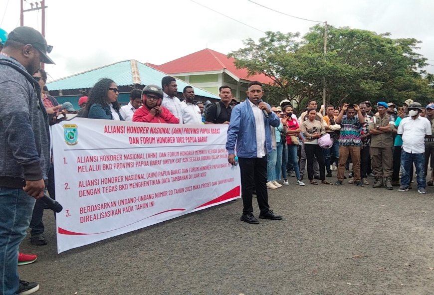 Forum Honorer Papua Barat Gelar Aksi Orasi Keliling dan Palang Kantor BKD Tuntut Kejelasan Proses 1.002