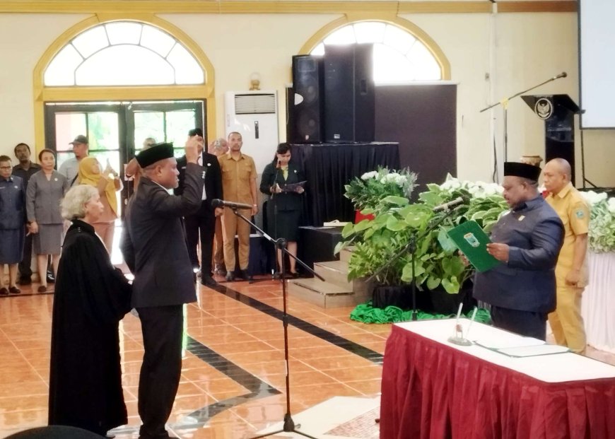 Ketua DPRP Papua Barat Resmi Lantik Louis Rumaikewi PAW Anggota Dari Partai Golkar