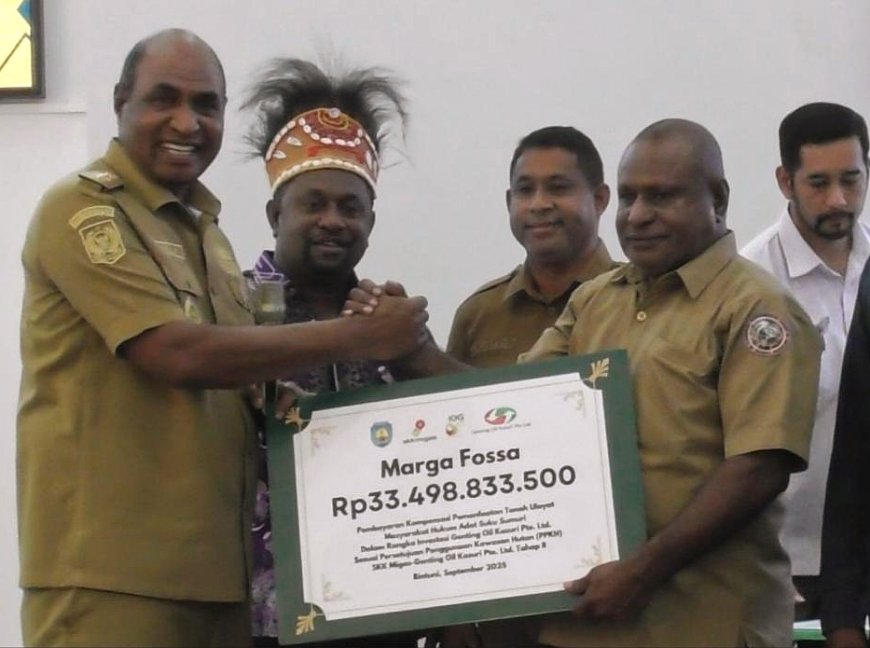 Wagub Lakotani Serahkan 9 Miliar Kompensasi SKK Migas Untuk Masyarakat Sumuri