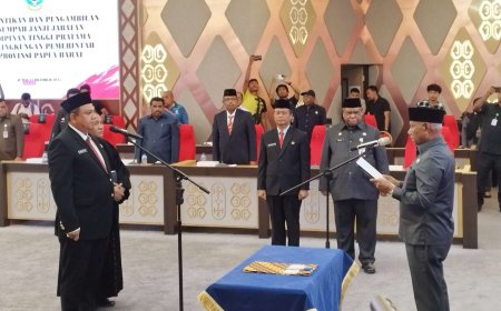 Gubernur Lantik Erwin Saragih Dalam Jabatan Definitif Inspektur Papua Barat