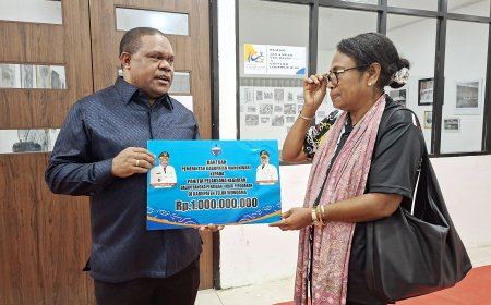 Bupati Manokwari Bantu Rp1 Miliar dan Satu Ton Beras Pada Perayaan 100 Tahun Nubuatan I.S. Kijne
