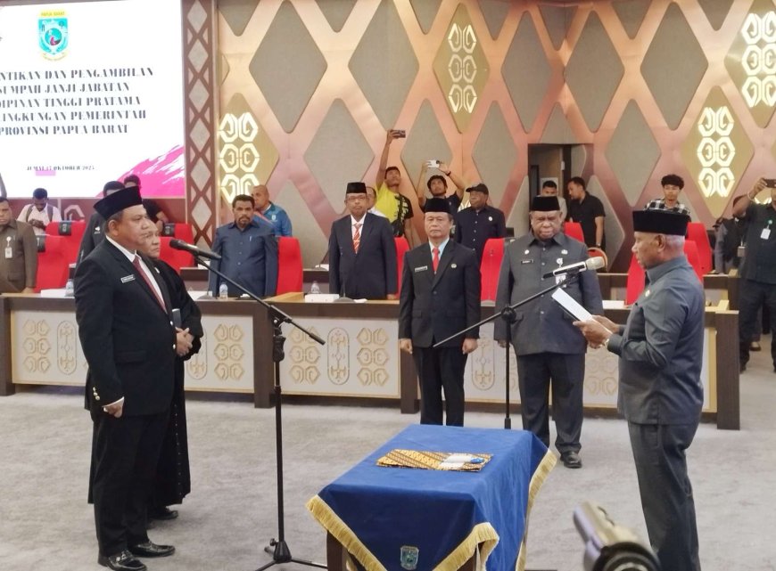 Gubernur Lantik Erwin Saragih Dalam Jabatan Definitif Inspektur Papua Barat