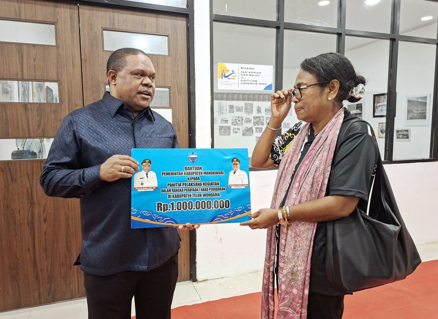 Bupati Manokwari Bantu Rp1 Miliar dan Satu Ton Beras Pada Perayaan 100 Tahun Nubuatan I.S. Kijne
