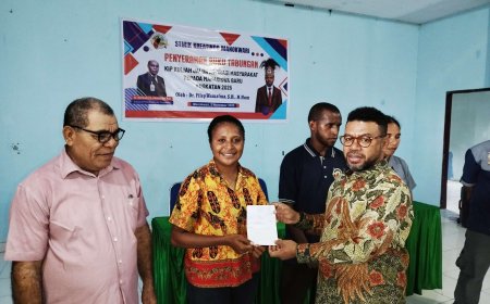 Salurkan Beasiswa KIP Mahasiswa STIMIK Kreatindo, Filep Ajak Orang Tua Bantu Pengawasan