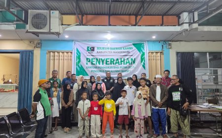 KAHMI Manokwari Bagikan Bantuan Pendidikan Bagi Keluarga KAHMI