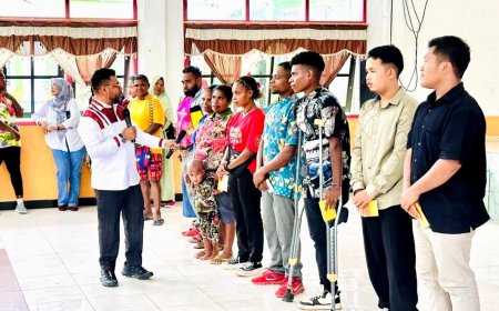 Mahasiswa Senama Dengan Gubernur Papua Barat Terima Langsung Beasiswa KIP Kuliah Dari Filep Wamafma