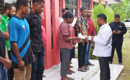Serahkan Beasiswa KIP Kuliah Di Mansel, Filep Wamafma Harap Orang Tua Aktif Pengawasan