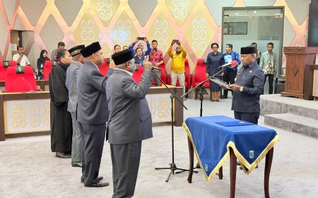 Gubernur Dominggus Mandacan Kembali Lantik Tiga Pejabat Eselon II, Tekankan Disiplin dan Kinerja