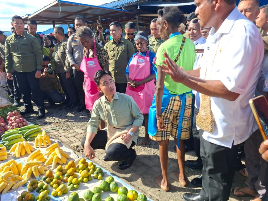 Wapres Gibran Blusukan di Pasar Sentral Wosi Manokwari