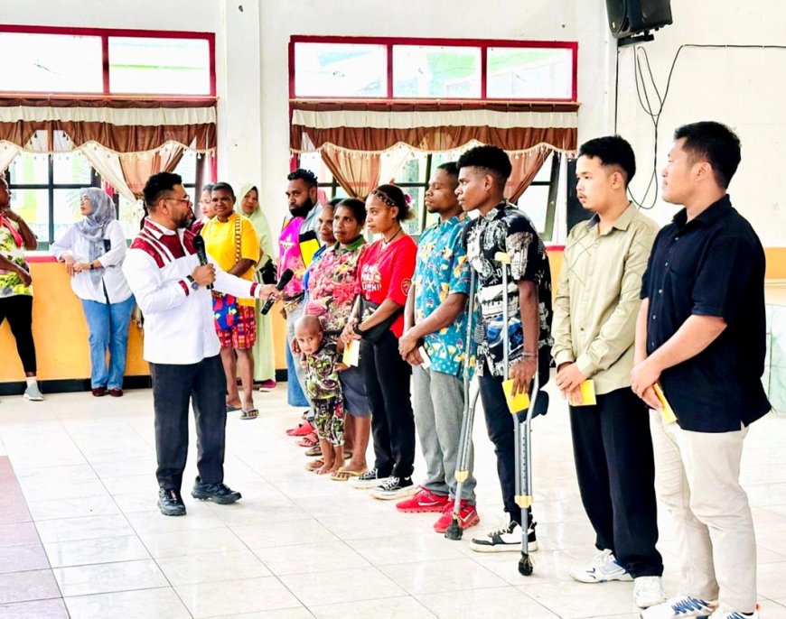 Mahasiswa Senama Dengan Gubernur Papua Barat Terima Langsung Beasiswa KIP Kuliah Dari Filep Wamafma