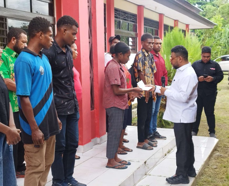 Serahkan Beasiswa KIP Kuliah Di Mansel, Filep Wamafma Harap Orang Tua Aktif Pengawasan