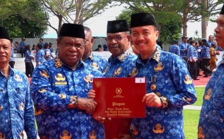 Enam ASN Papua Barat Terima Satya Lancana Karya Satya Di Momen Hut Korpri Ke-54