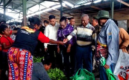 Gubernur dan Pimpinan OPD Papua Barat Borong Dagangan di Pasar Wosi, Dorong Perputaran Ekonomi Lokal