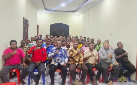 Ketua DPRK Manokwari Serahkan Bantuan Natal kepada 40 Gereja