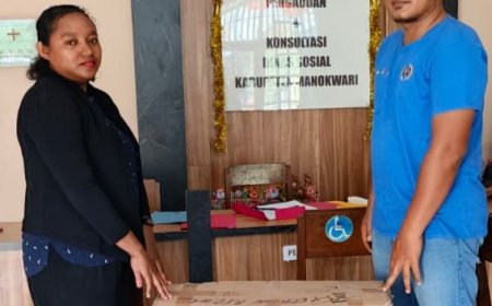 Dinas Sosial Manokwari Salurkan Kursi Roda untuk Warga Kurang Mampu dan Disabilitas