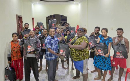 Ketua DPRK Jhoni Muid Bagikan 300 Bingkisan Natal untuk Janda dan Duda di Manokwari