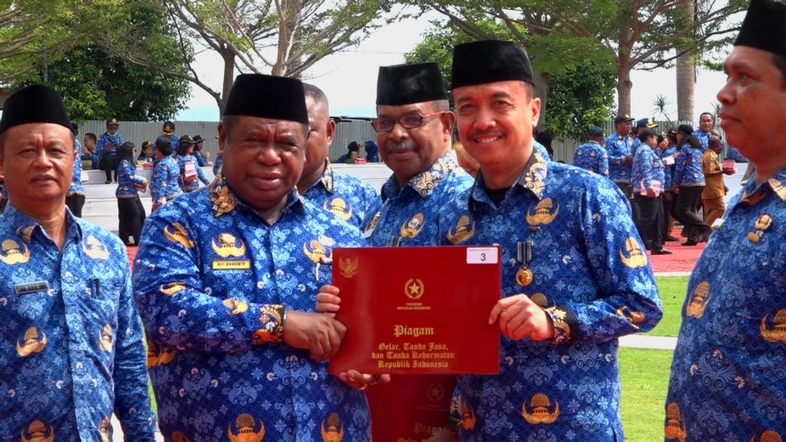 Enam ASN Papua Barat Terima Satya Lancana Karya Satya Di Momen Hut Korpri Ke-54
