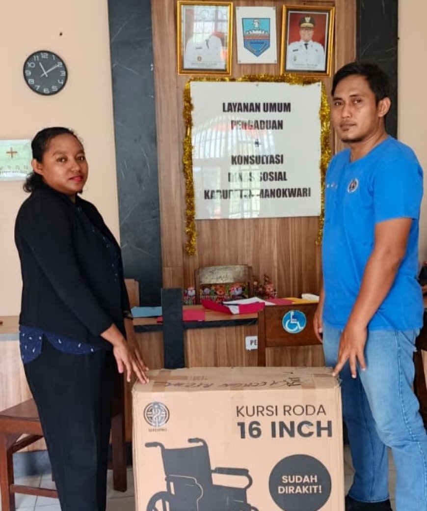Dinas Sosial Manokwari Salurkan Kursi Roda untuk Warga Kurang Mampu dan Disabilitas