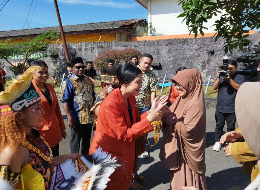 Ketua DPP PPUMI Hj. Munifah Syanwani Tiba di Manokwari, Siap Lantik DPW Papua Barat