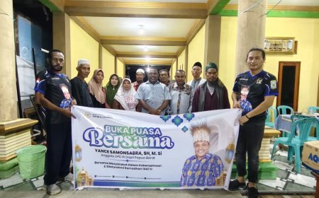 Yance Samonsabra Bantu Dapur Ramadhan di Masjid Baitul Amin