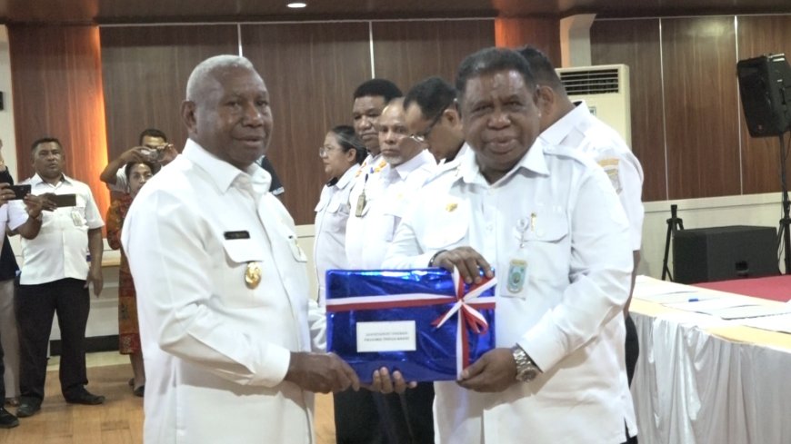 Dominggus Mandacan Serahkan DPA APBD 2026