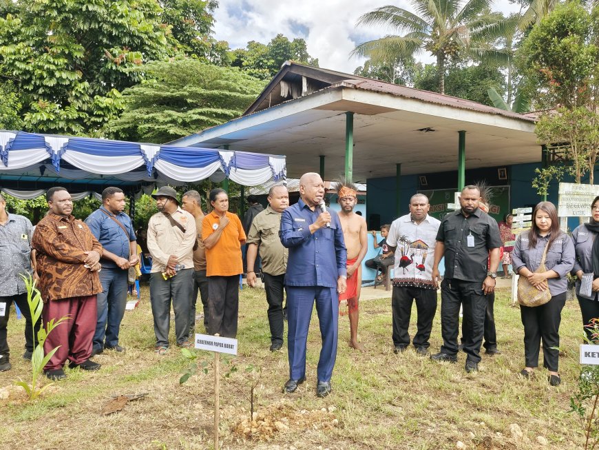 HPN 2026: PWI Papua Barat Kampanyekan Pelestarian Lingkungan Lewat Tanam dan Bagi Bibit Pohon