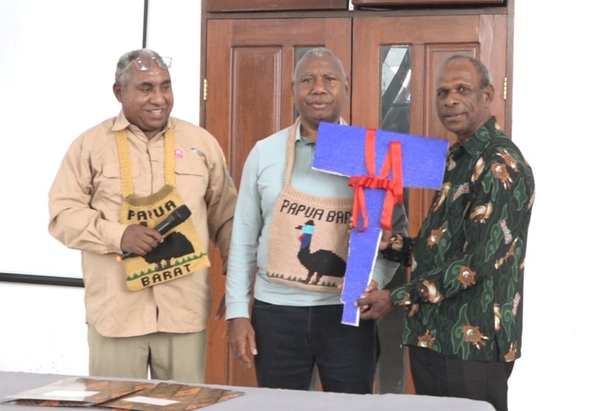 Pemprov Papua Barat Serahkan Bus Operasional untuk SMAN Keberbakatan Olahraga