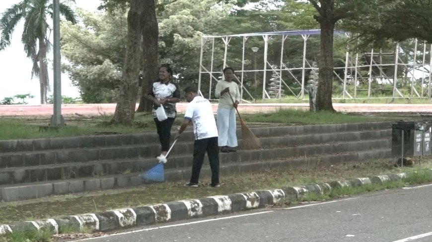 Dominggus Mandacan Ingin Area Publik Papua Barat Bersih