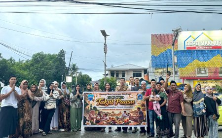 Sempat Diguyur Hujan, Keluarga Besar Lamongan di Manokwari Tetap Semangat Berbagi Takjil